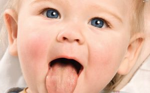 Vệ sinh lưỡi cho trẻ bằng cách rơ miệng